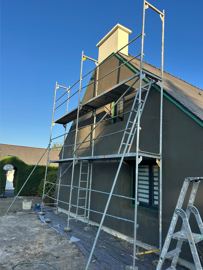 Chantier dans le Morbihan — pignon recouvert du sous-enduit armé, échafaudage en place