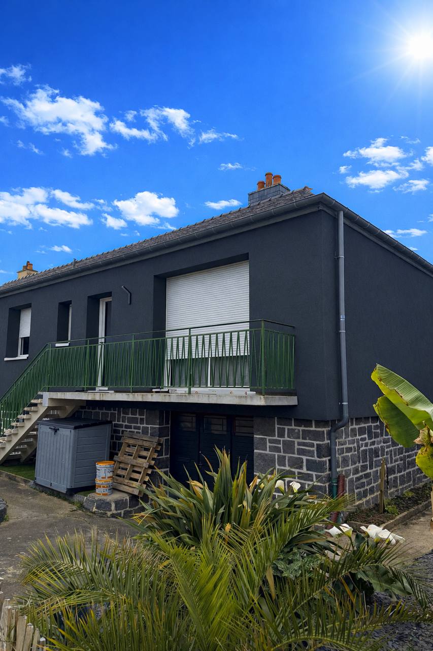 Pacé — façade après ITE, finition enduit anthracite
